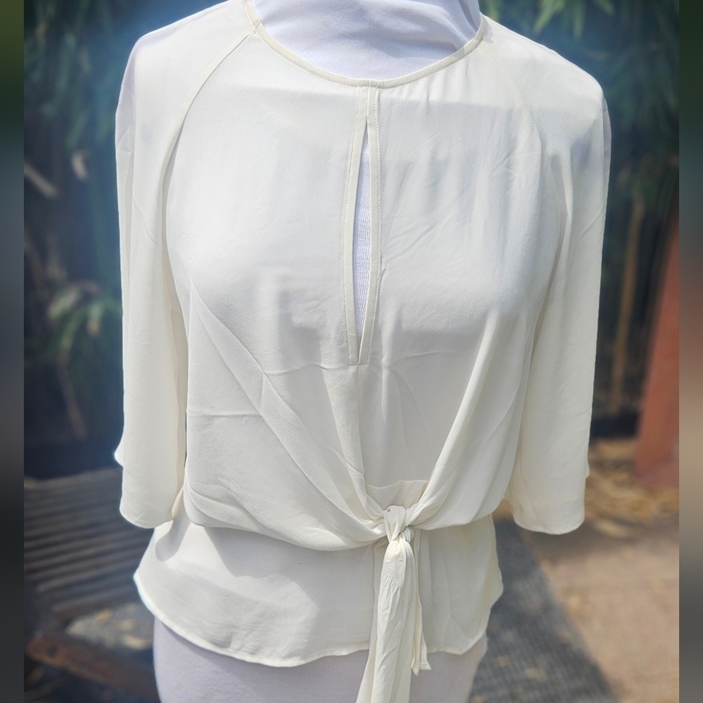 Express Women's Ivory Blouse Tie Front Keyhole Detail Flattering Fit Wmn's Sz M